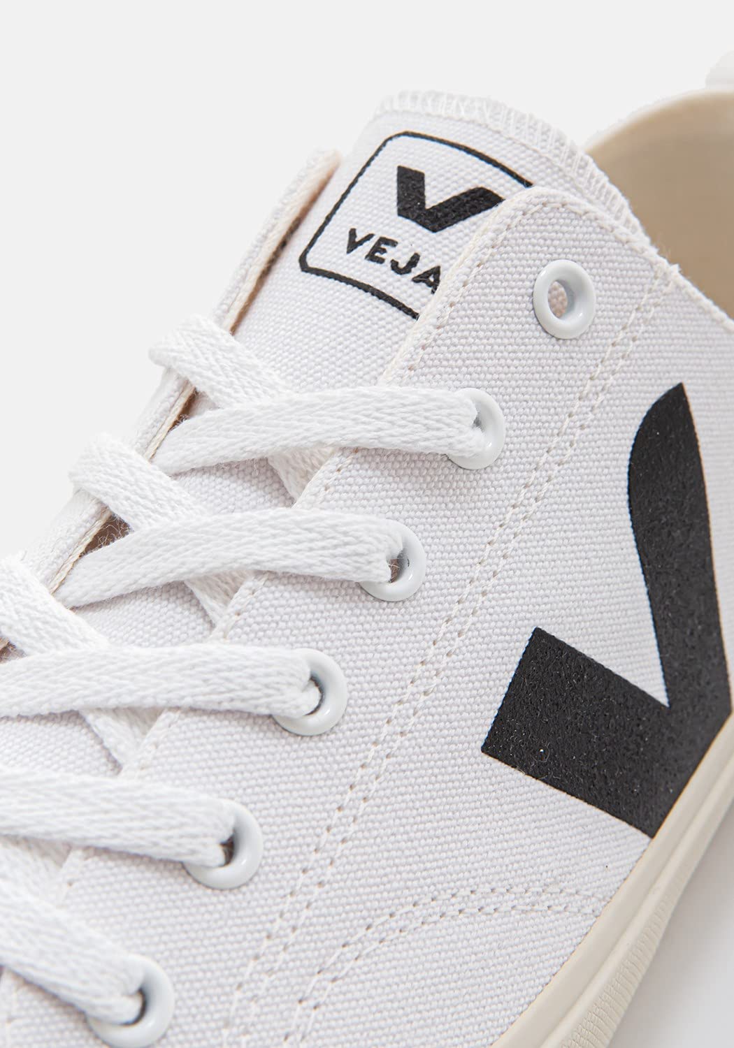 Veja Nova Canvas White Black Größe: